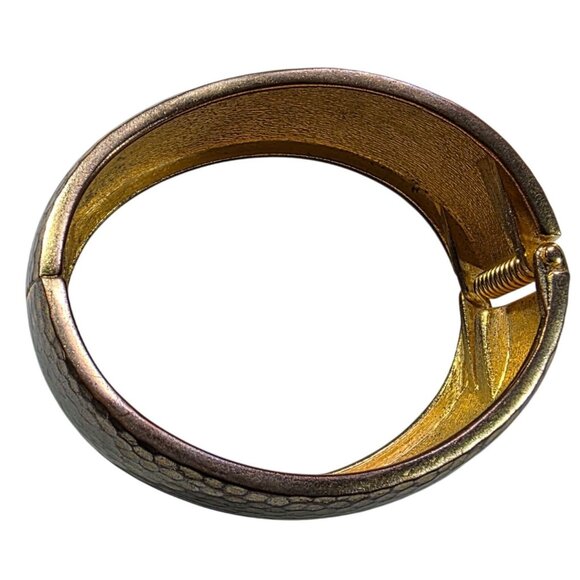 Hammered Metal Hinged Cuff Bracelet Gold tone Silver Tone Oval Clamper neutral - Picture 2 of 6